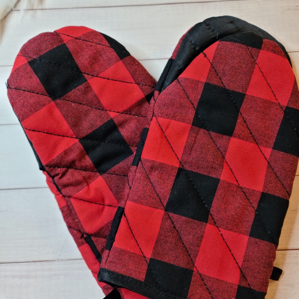 PLAID SET KITCHEN/OVEN MITTS BLACK AND RED